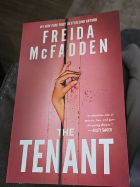 Freida McFadden - The Tenant (Pink Cover)